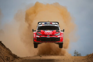 WRC 2026, Vodafone Rally de Portugal, Day 2: Ogier balza al comando nel caos pomeridiano. Neuville a un soffio